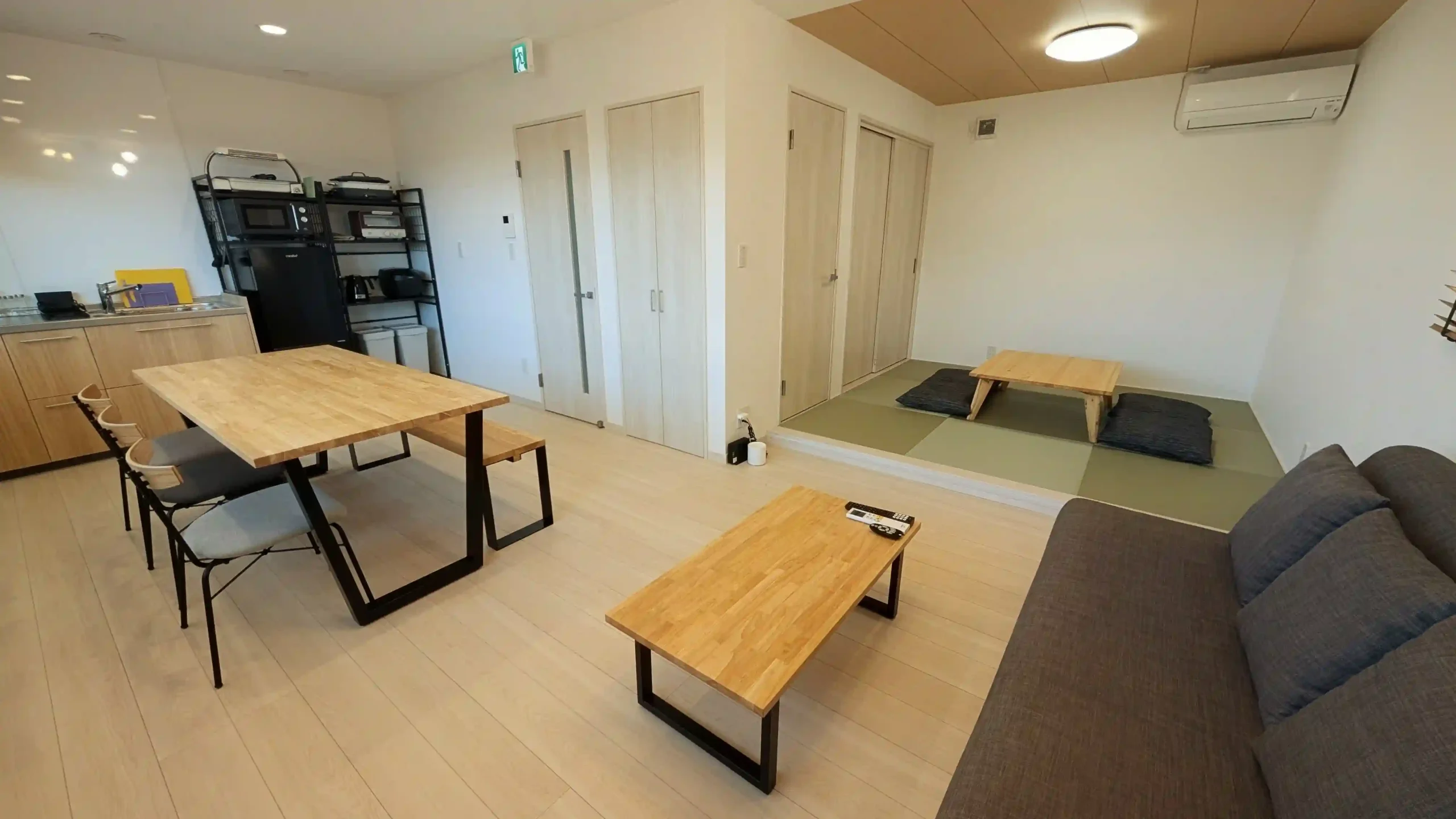 天空の富士テラスの開放的な室内