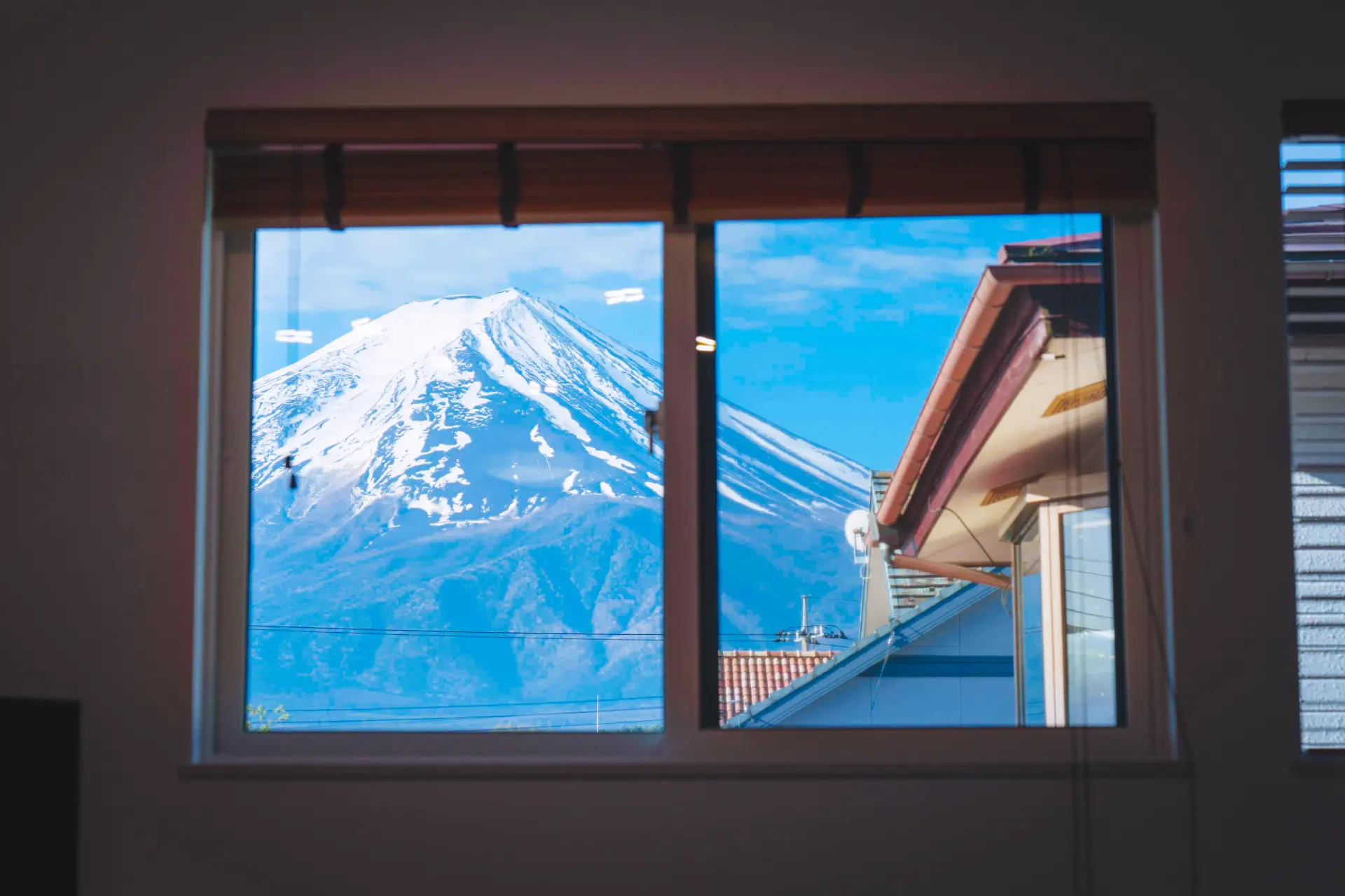 富士山を望む明るいリビング空間